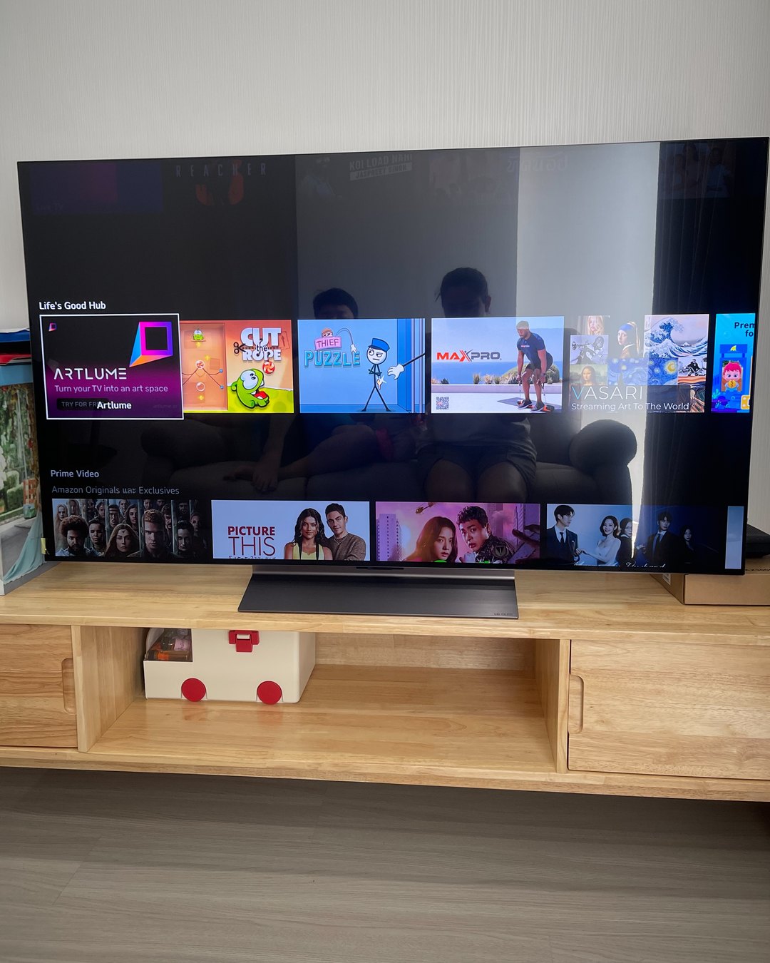 OLED ตัวใหม่บนชั้นไม้