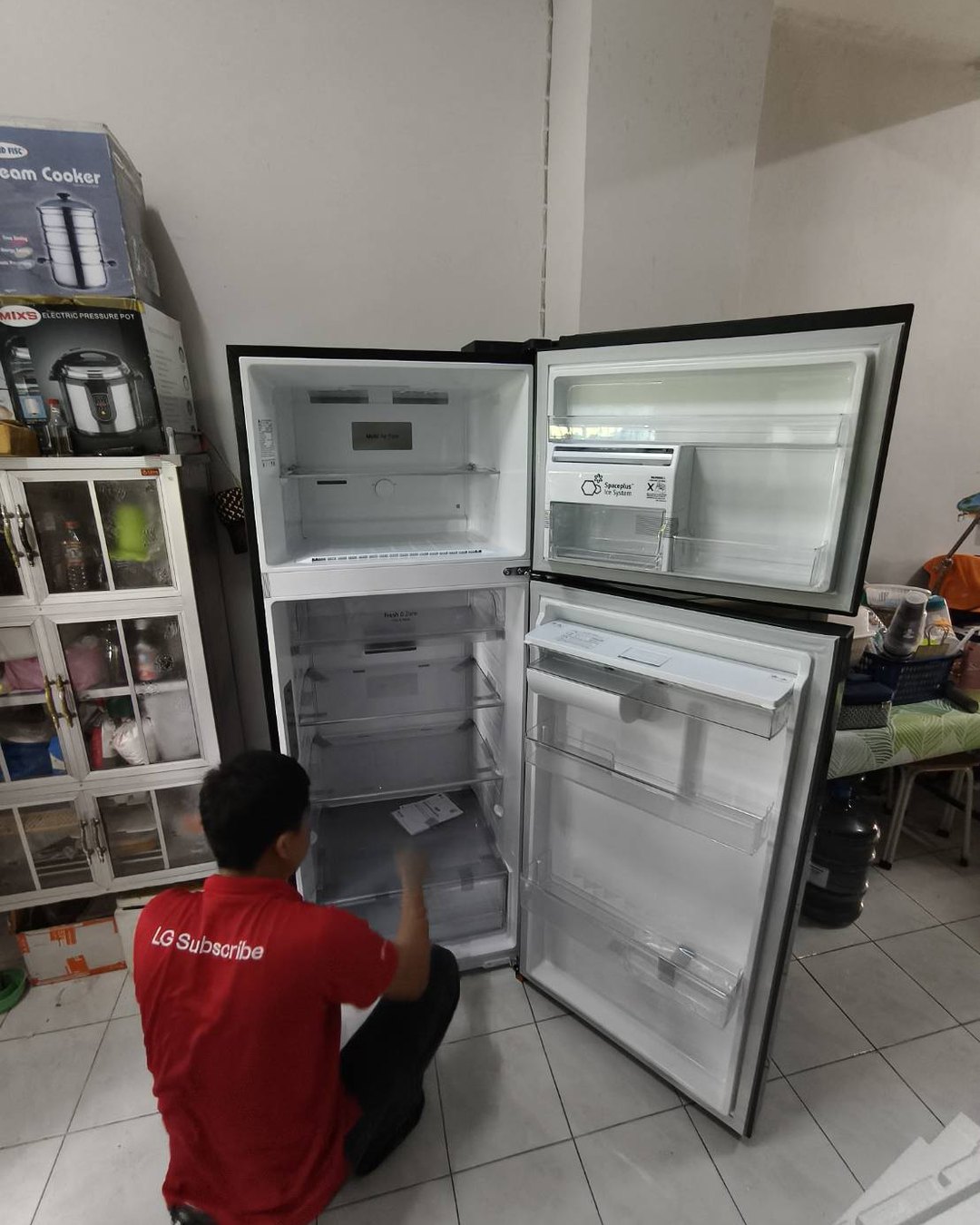 ช่างเช็กตู้เย็นก่อนส่งมอบ