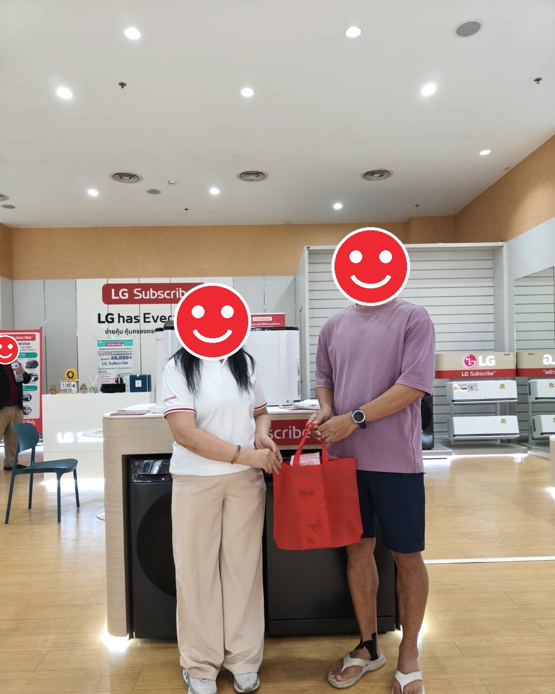 ลูกค้ารับของที่ระลึกที่บูธ