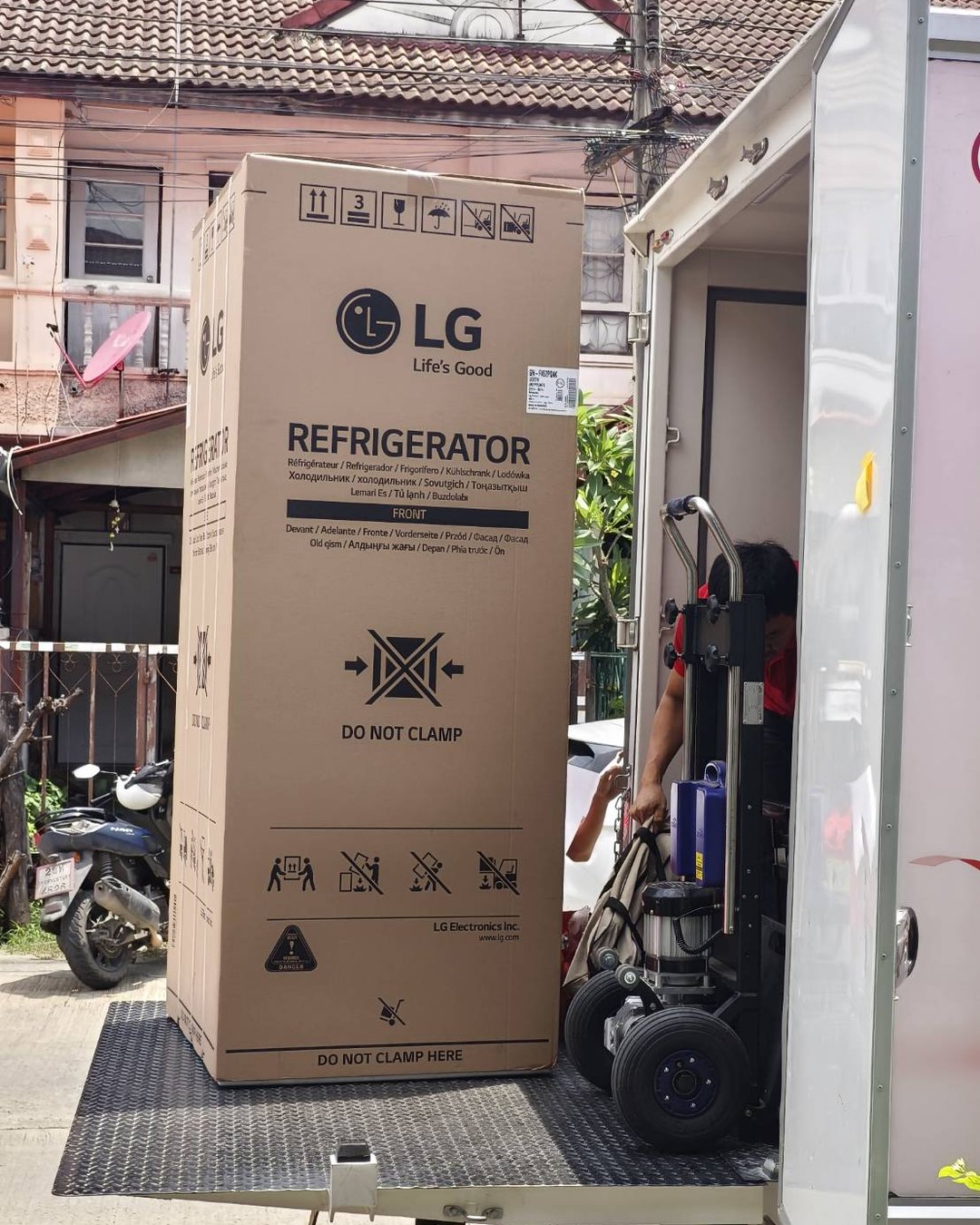 ตู้เย็น LG ลงจากรถส่งของ