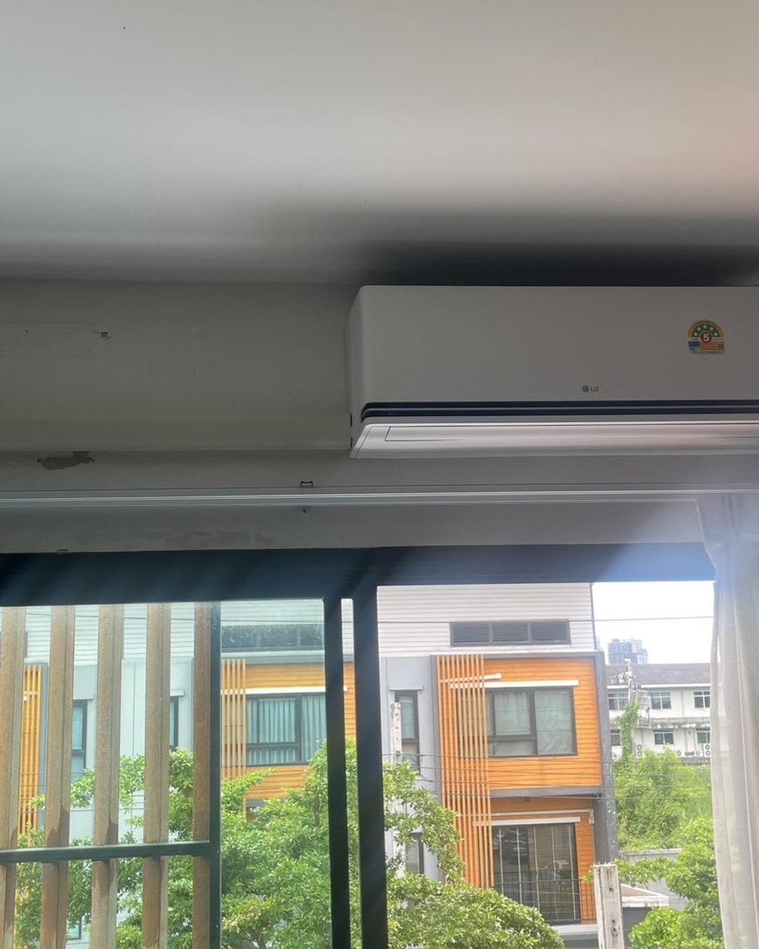 ห้องรับแขกวิวสวย ได้แอร์ใหม่เพิ่มอีกตัว