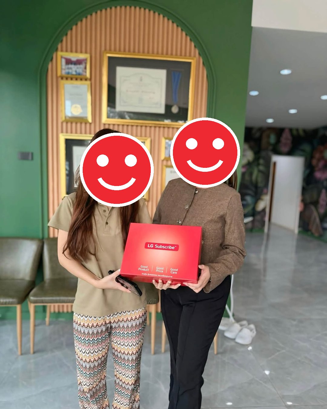 ลูกค้ารับกล่องของขวัญ LG