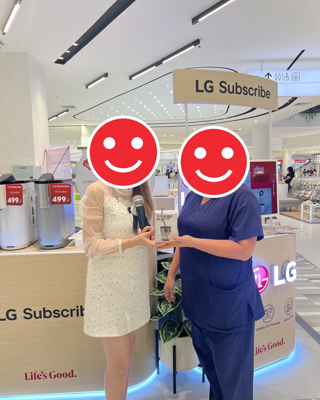 ลูกค้ารับมอบที่บูธ LG Subscribe