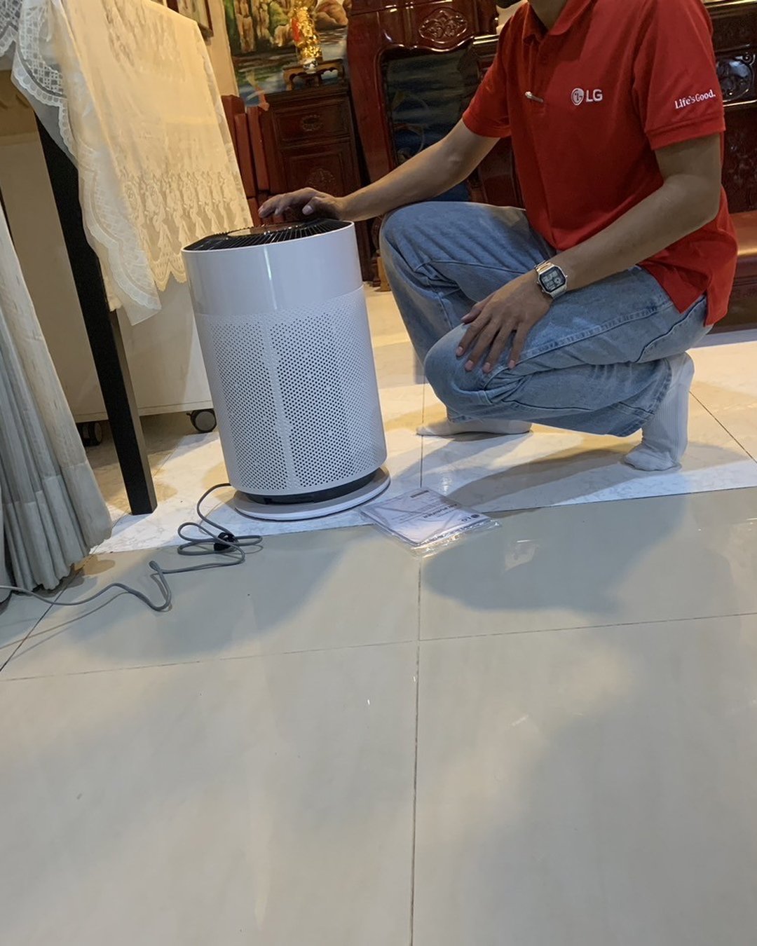 ช่างแกะเครื่องฟอกอากาศให้ลูกค้า