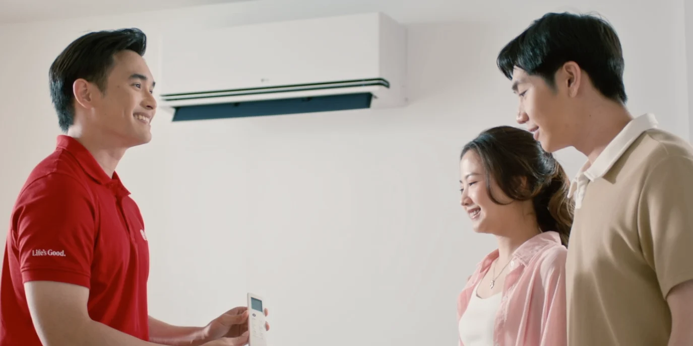 ช่าง LG แนะนำการใช้งานแอร์ให้ลูกค้าถึงบ้าน