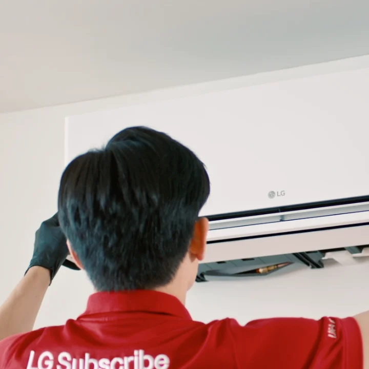 ช่าง LG Subscribe ประกอบแอร์กลับเข้าที่